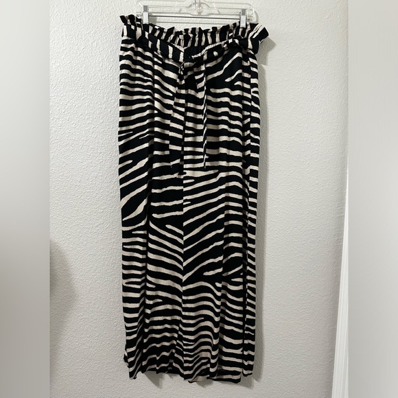 H&M viscose paper bag waist w/ self tie, animal, print wide leg pant size 14. - Picture 4 of 8
